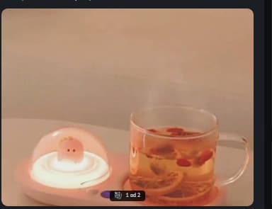 Grejač za šolju kombinovan sa aromatičnim difuzorom, šolja čaja pored osvetljenog difuzora